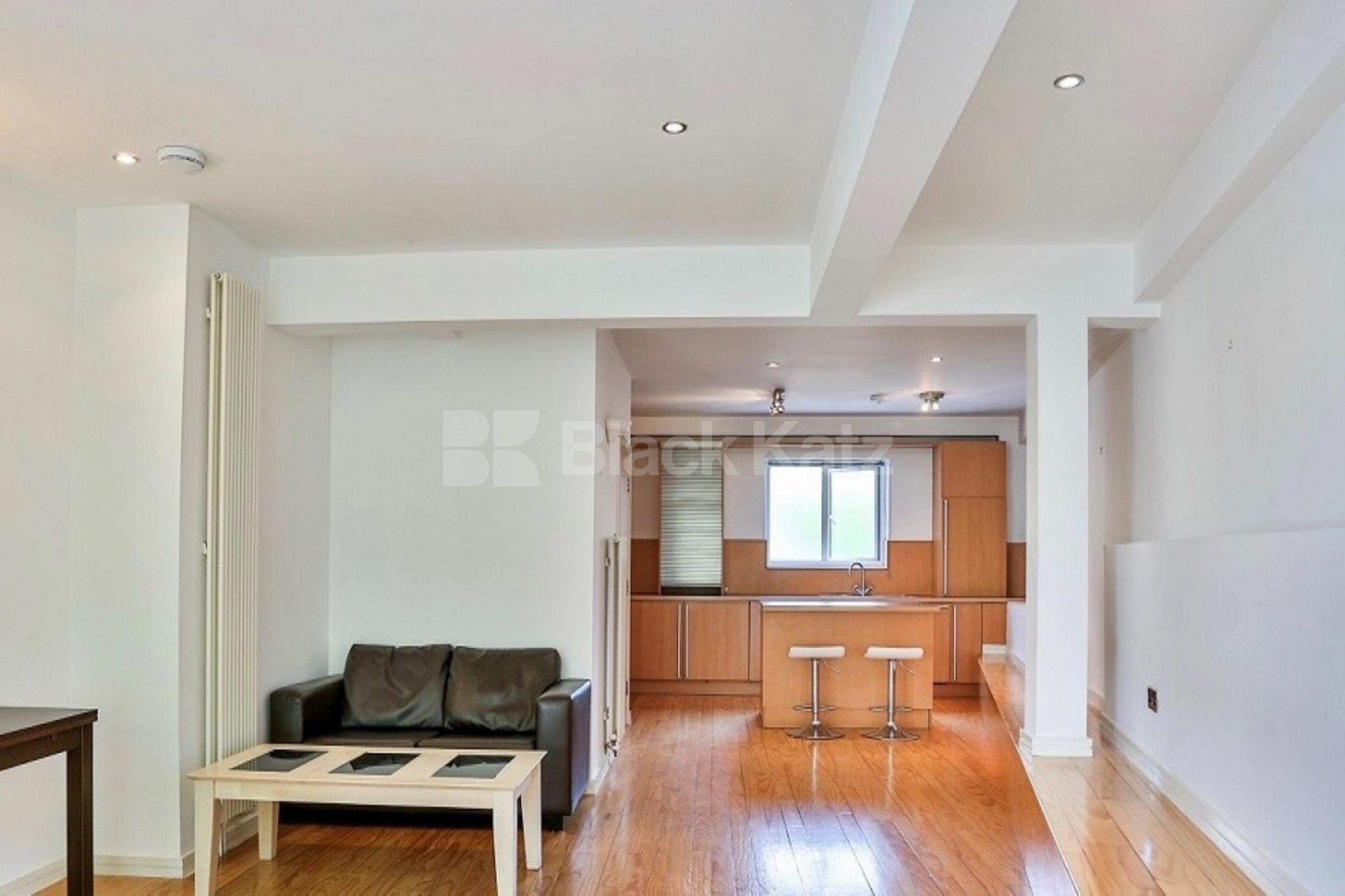 Semi split level, mezzanine area and gorgeous balcony   Newington Causeway, Borough SE1